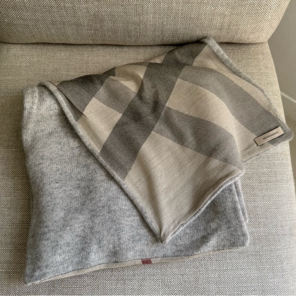 Burberry Reversible Grey cashmere Scarf - Picture 1 of 5